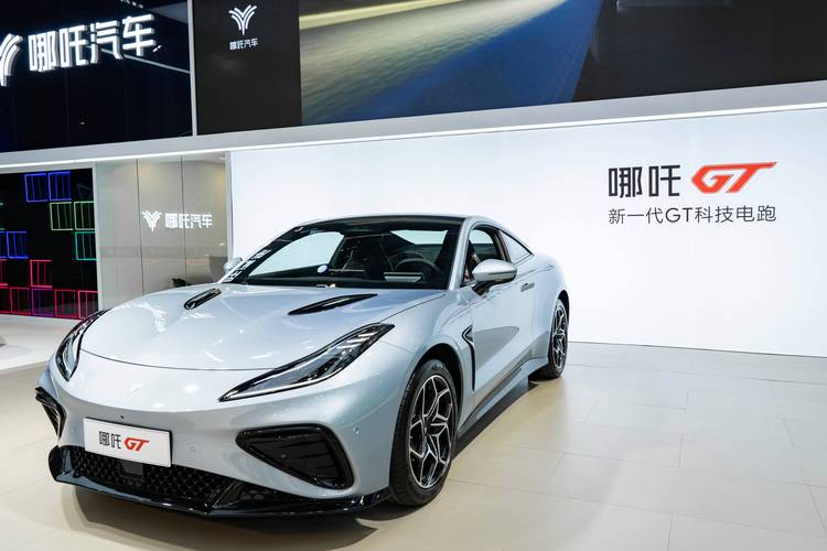 惠州77哪吒汽车在智能汽车领域的表现，领途汽车在新能源汽车市场中的影响力